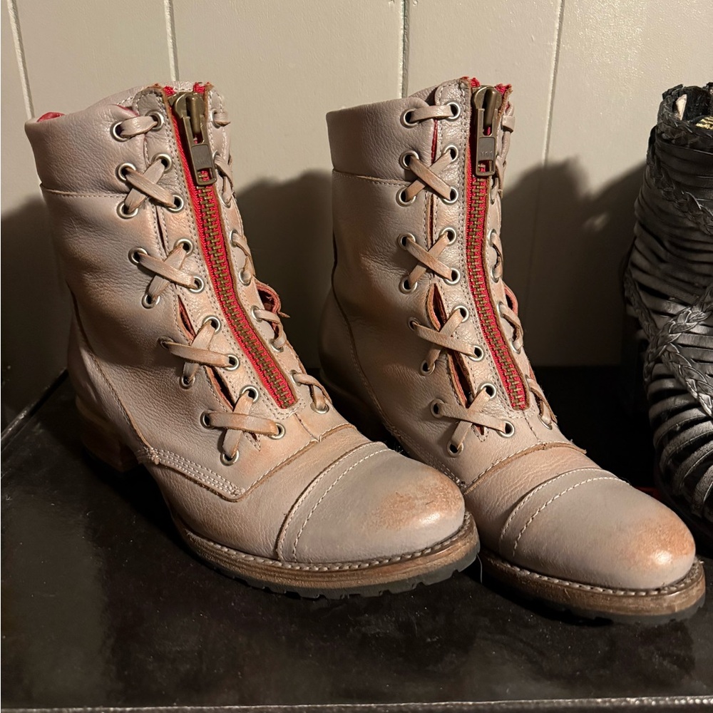 Freebird by Steven Tan/gray Liverpool Boots with Red Accents - Picture 7 of 7